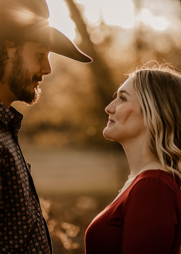 three tips on what outfit to wear for your engagement photoshoot with earth tones and cowboy hats as the accessory