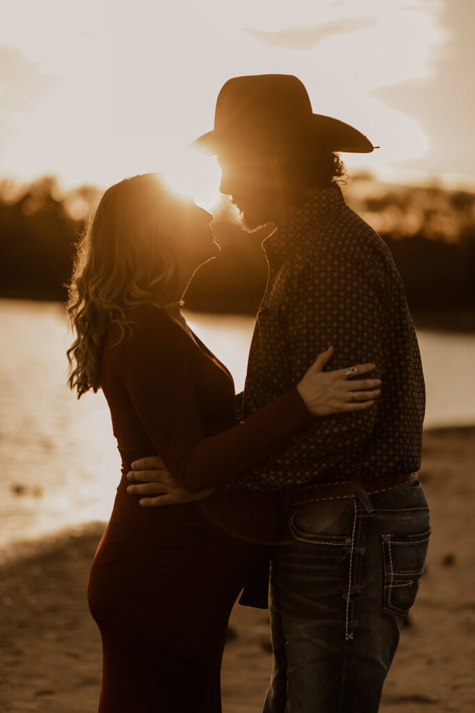 three tips on what outfit to wear for your maternity photoshoot with earth tones and cowboy hats as the accessory