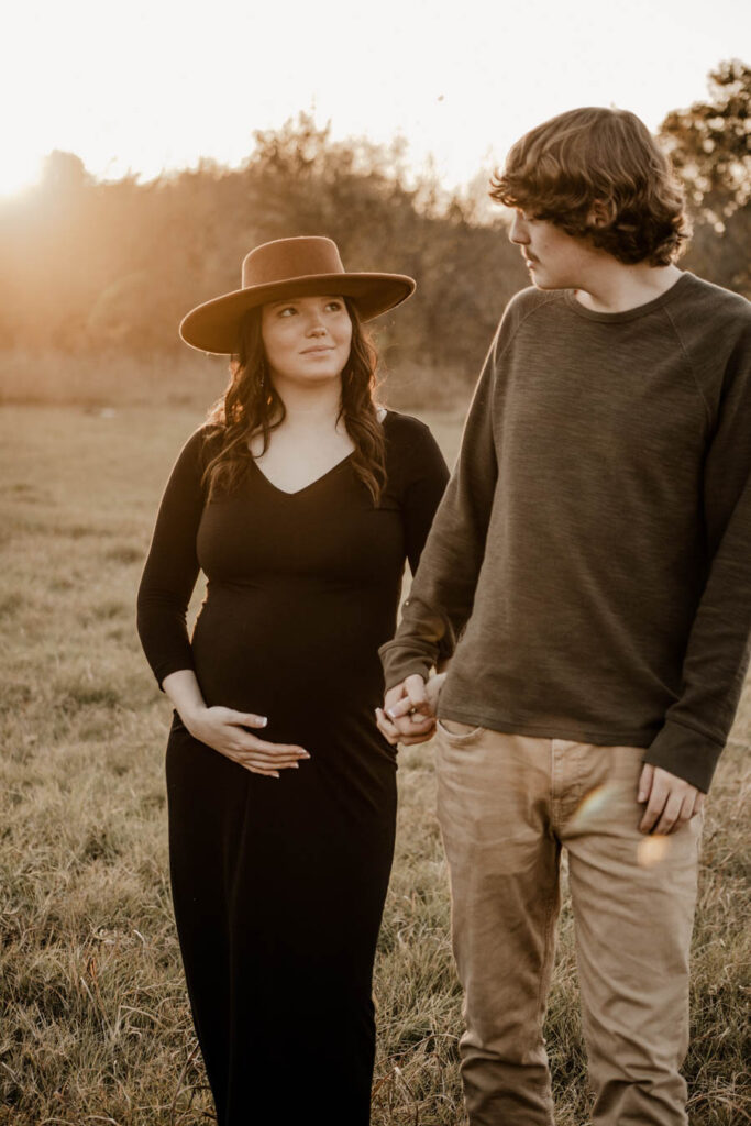 three tips on what outfit to wear for your maternity photoshoot wearing earth toned colors 